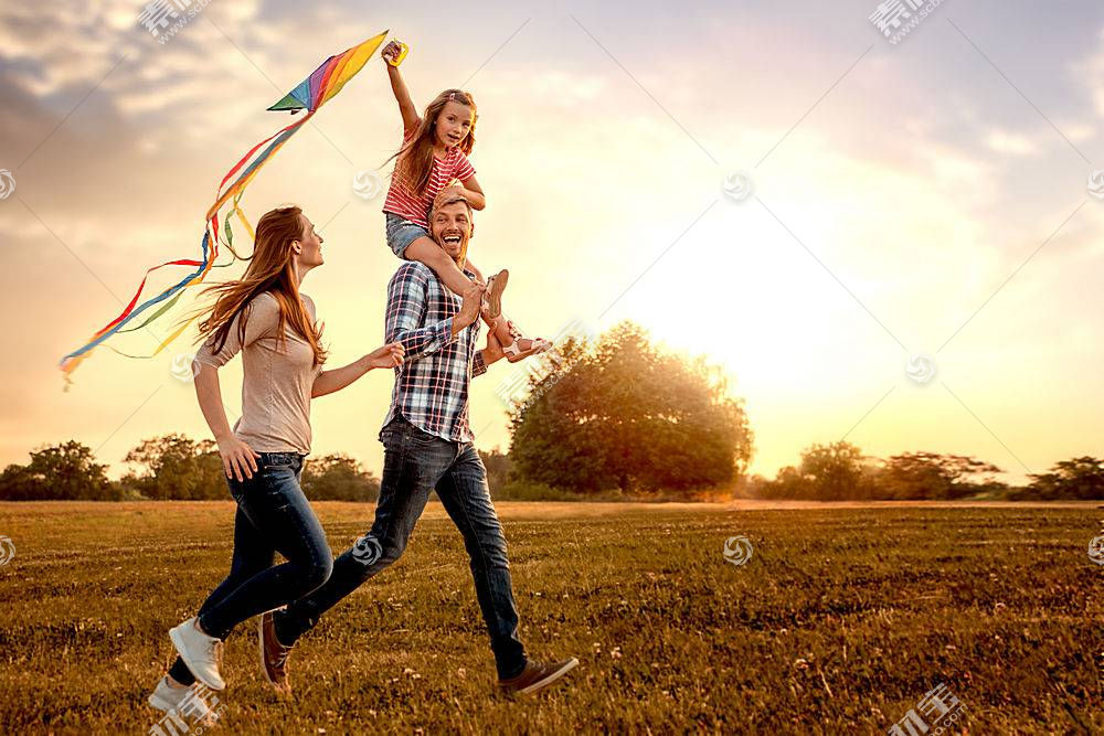 幸福家人一起放风筝