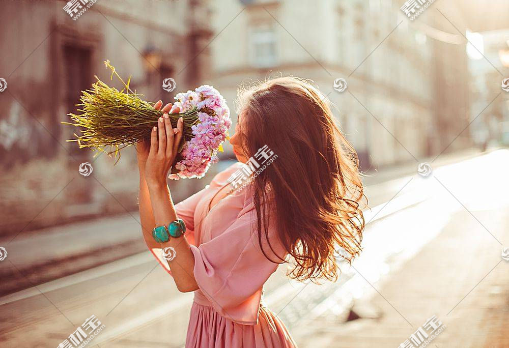 文艺街拍拿着花的女性图片素材 图片id 美女图片 人物图片 高清图片 素材宝scbao Com