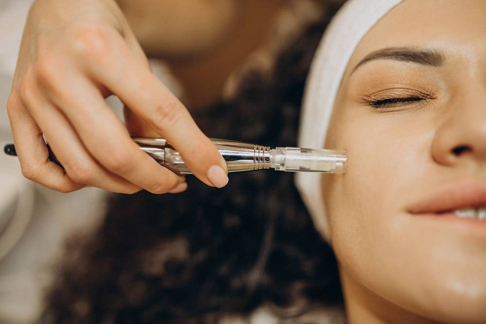 美容师的女性正在做美容手术 图片下载 图片id 女性女人 图片素材 聚图网juimg Com