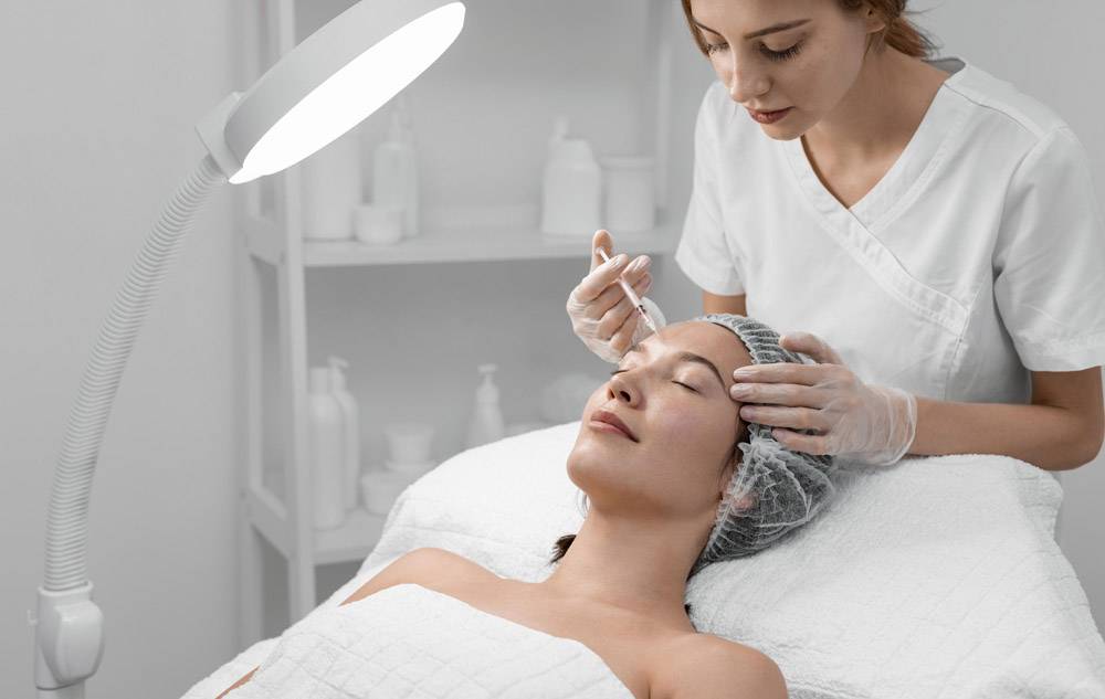 美容师为女性客户做填充剂注射 图片素材 图片id 美女图片 人物图片 高清图片 素材宝scbao Com
