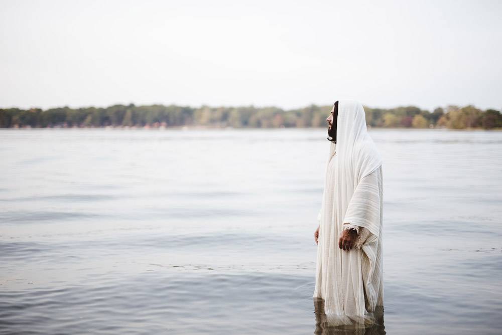 圣经场景耶稣基督站在水中背景模糊 图片素材 图片id 天空图片 风景图片 图片素材 淘图网taopic Com