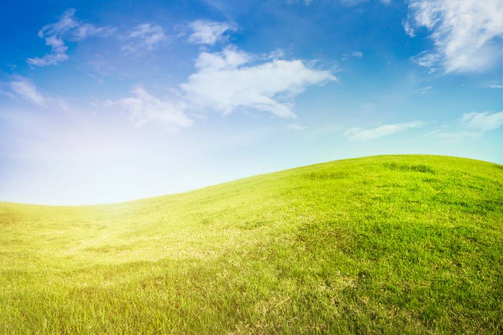 蓝天上有阳光的弯曲草原的背景 图片素材 图片id 天空图片 风景图片 图片素材 淘图网taopic Com