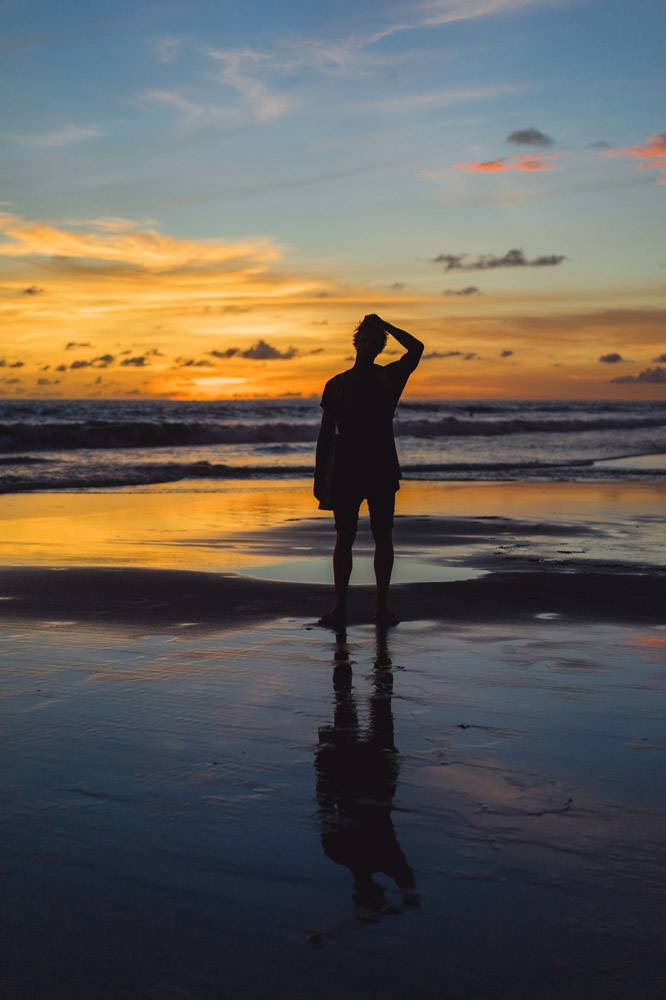 日落时海滩上的人们那个女孩在落日的背景_3064211