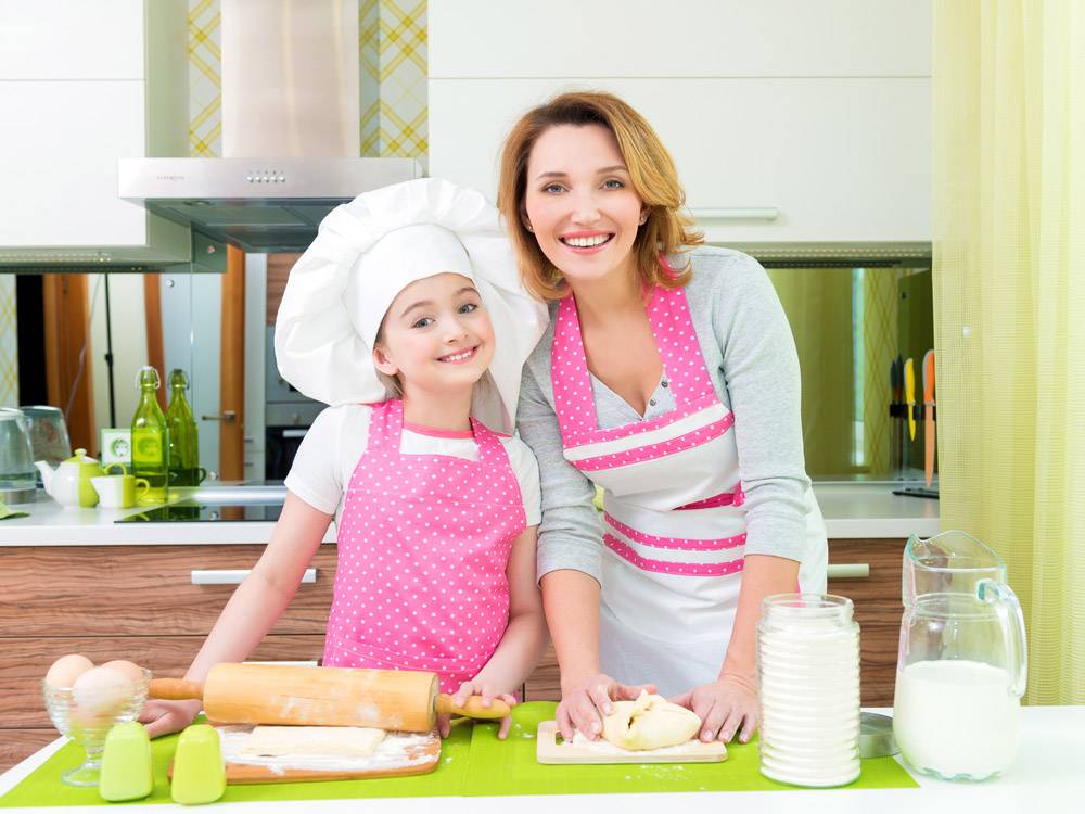 幸福微笑的母女俩在厨房一起做馅饼的肖像_11177206