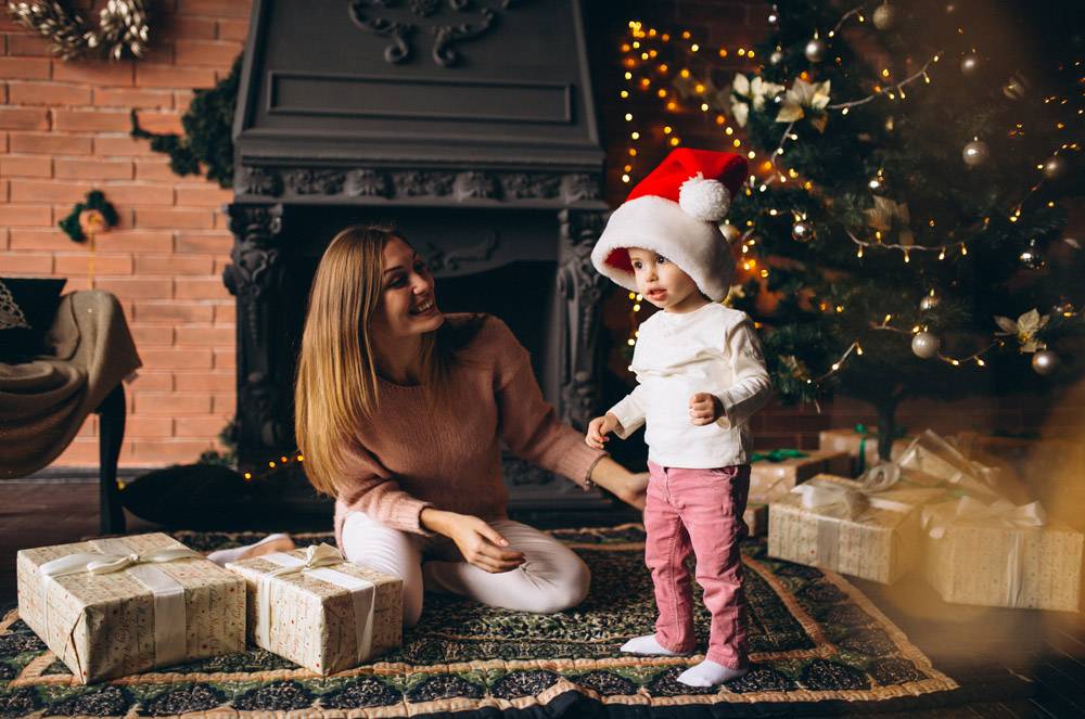 母亲带着女儿坐在圣诞树旁_3655522