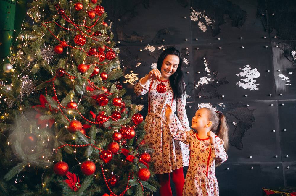 母亲带着女儿装饰圣诞树_3654131