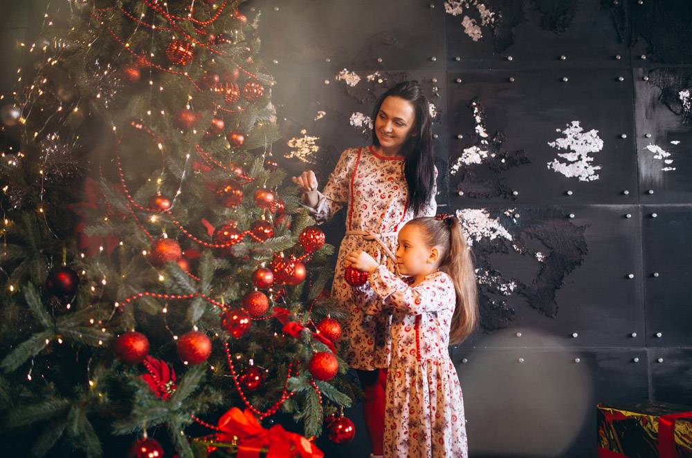 母亲带着女儿装饰圣诞树_3654132