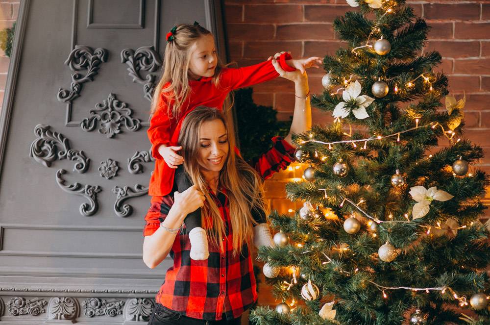 母亲带着女儿装饰圣诞树_3654256