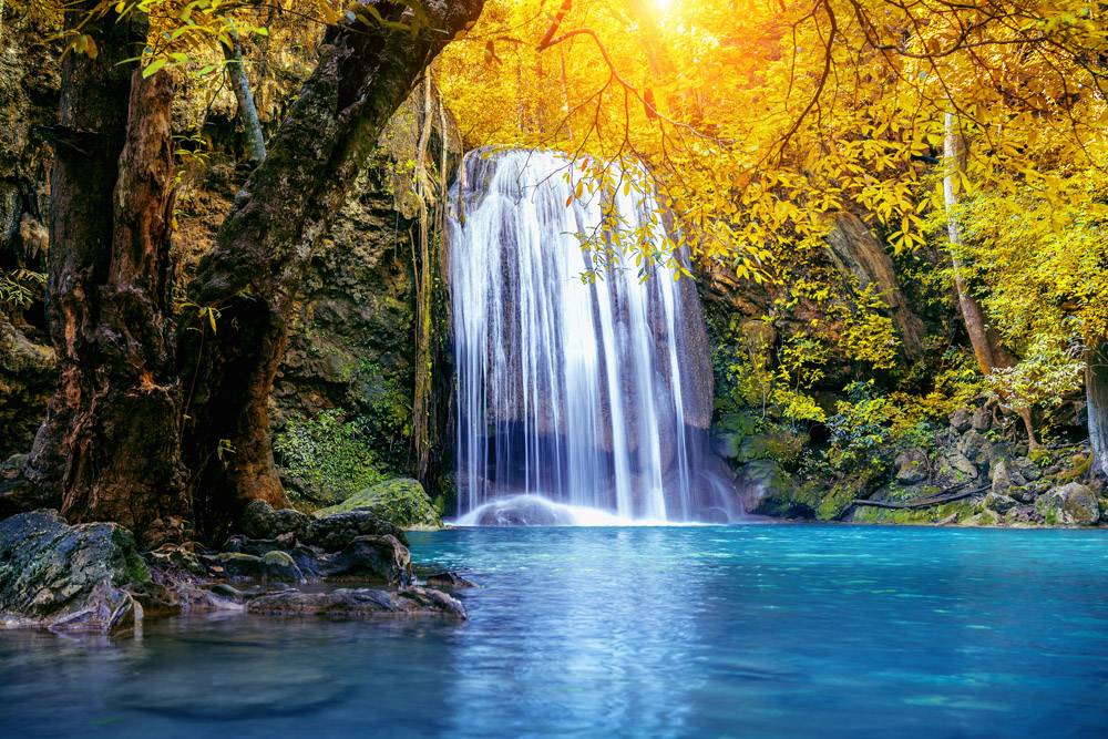 Erawan瀑布在秋天泰���c周而复始�r�G色池的美��_13180476
