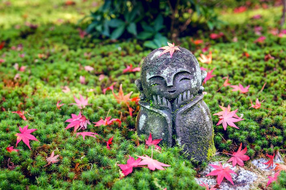 在Enkoji寺庙的雕象在秋天京都日本