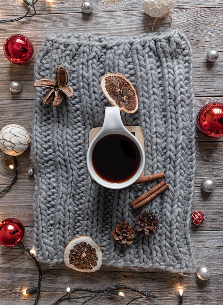 舒适的家庭组成与一杯茶上的针织元素圣诞
