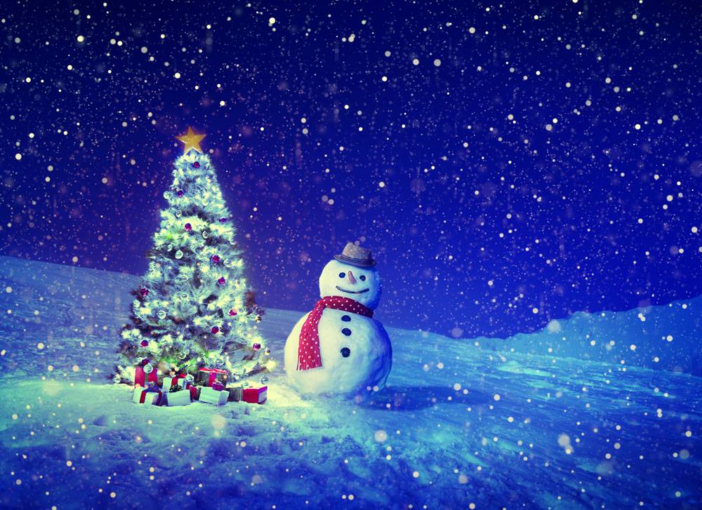 雪人和松树在圣诞节加速降雪